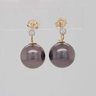 Gouden Tahiti parel oorhangers met diamant. #20567