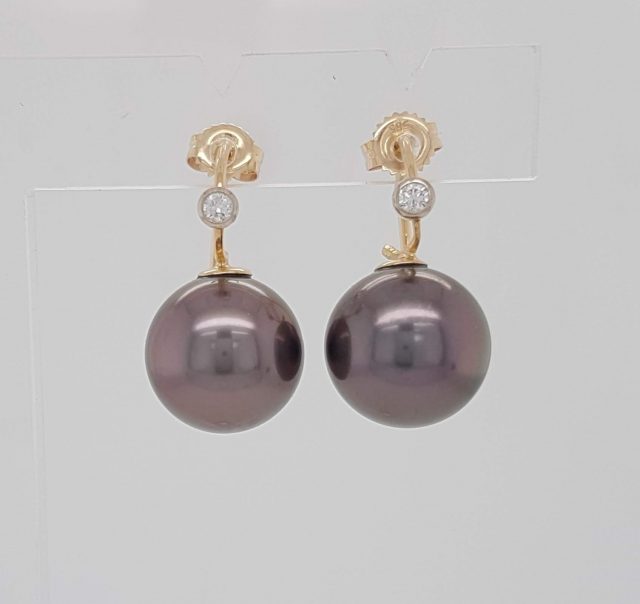 Gouden Tahiti parel oorhangers met diamant. #20567