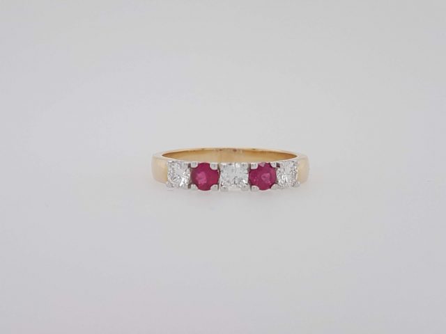 Gouden ring met diamant en robijn. #23505