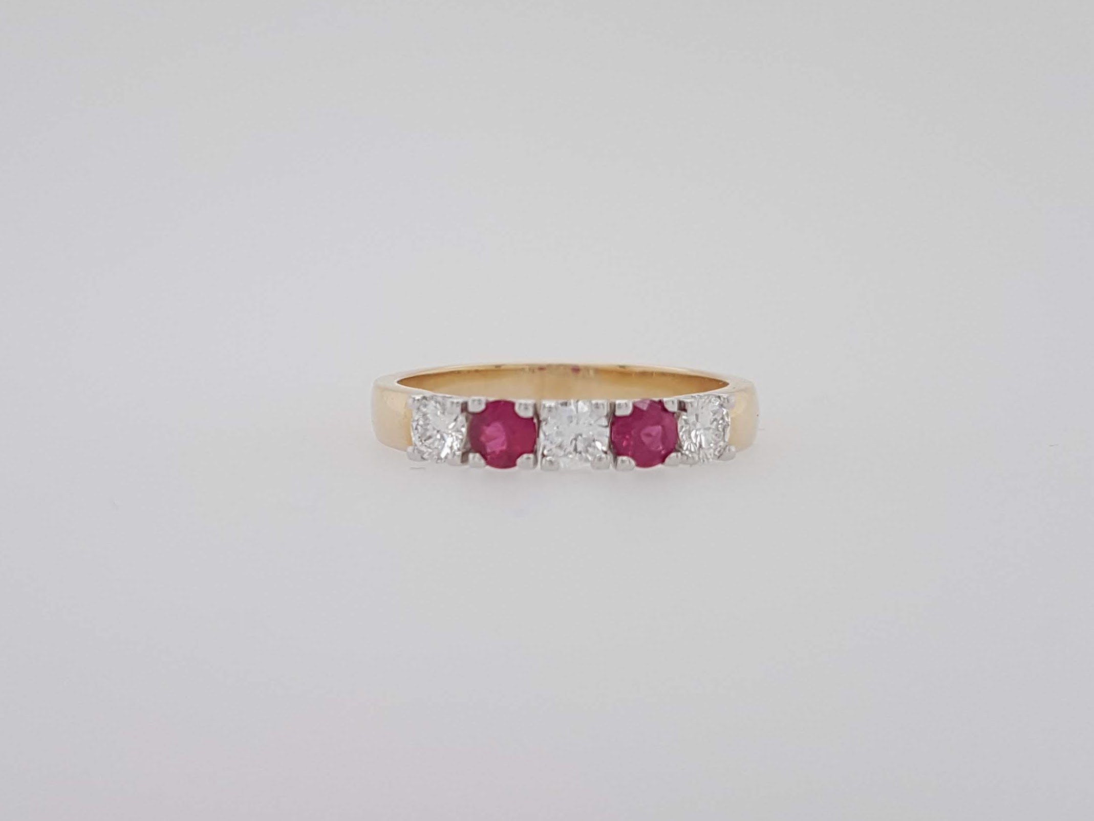 Extractie medley Vochtig Gouden ring met diamant en robijn. #23505 | Goudsmederij/Juwelier Arnold  van Dodewaard