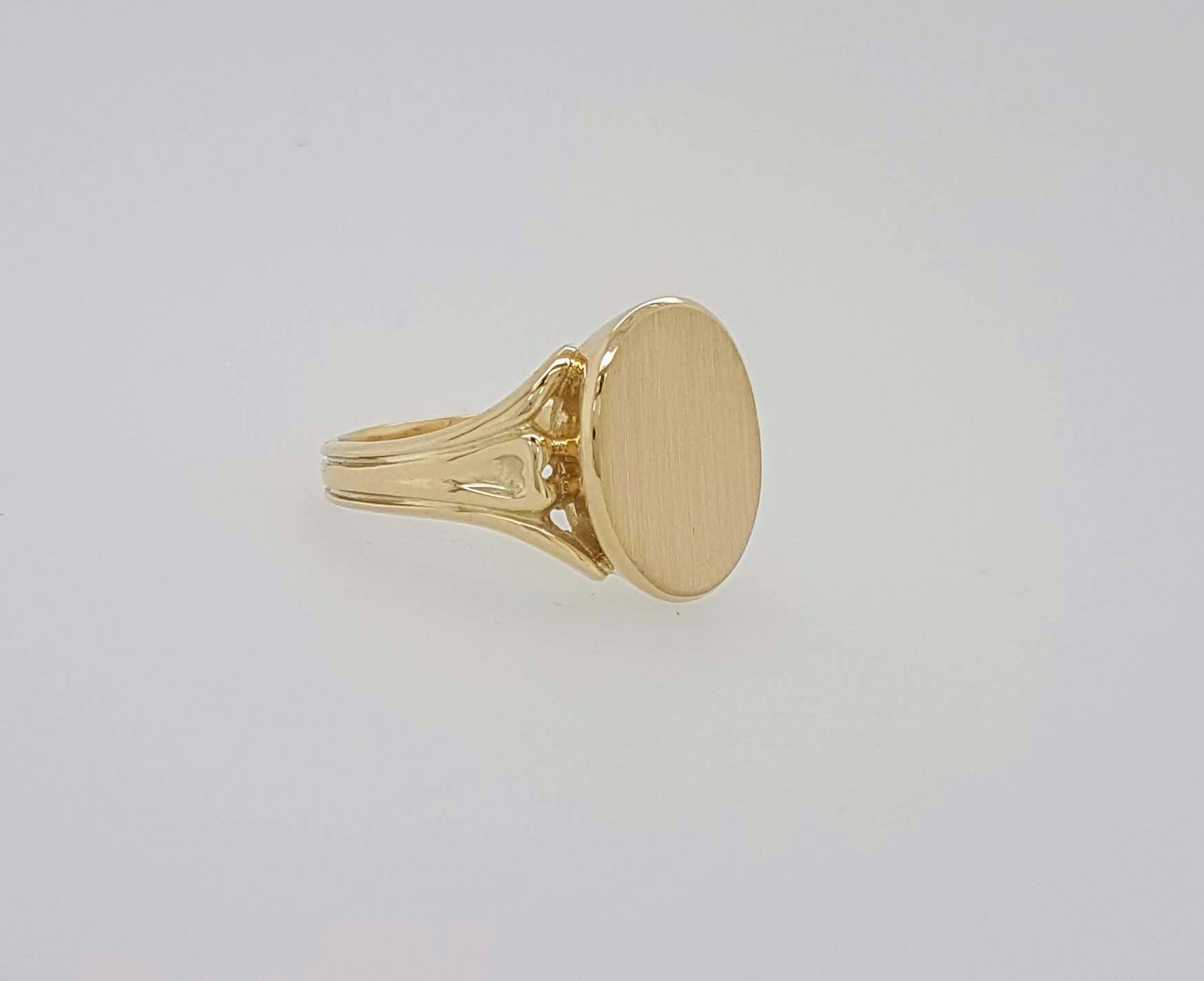 Gouden cachet of monogram ring | Goudsmederij/Juwelier Arnold van Dodewaard