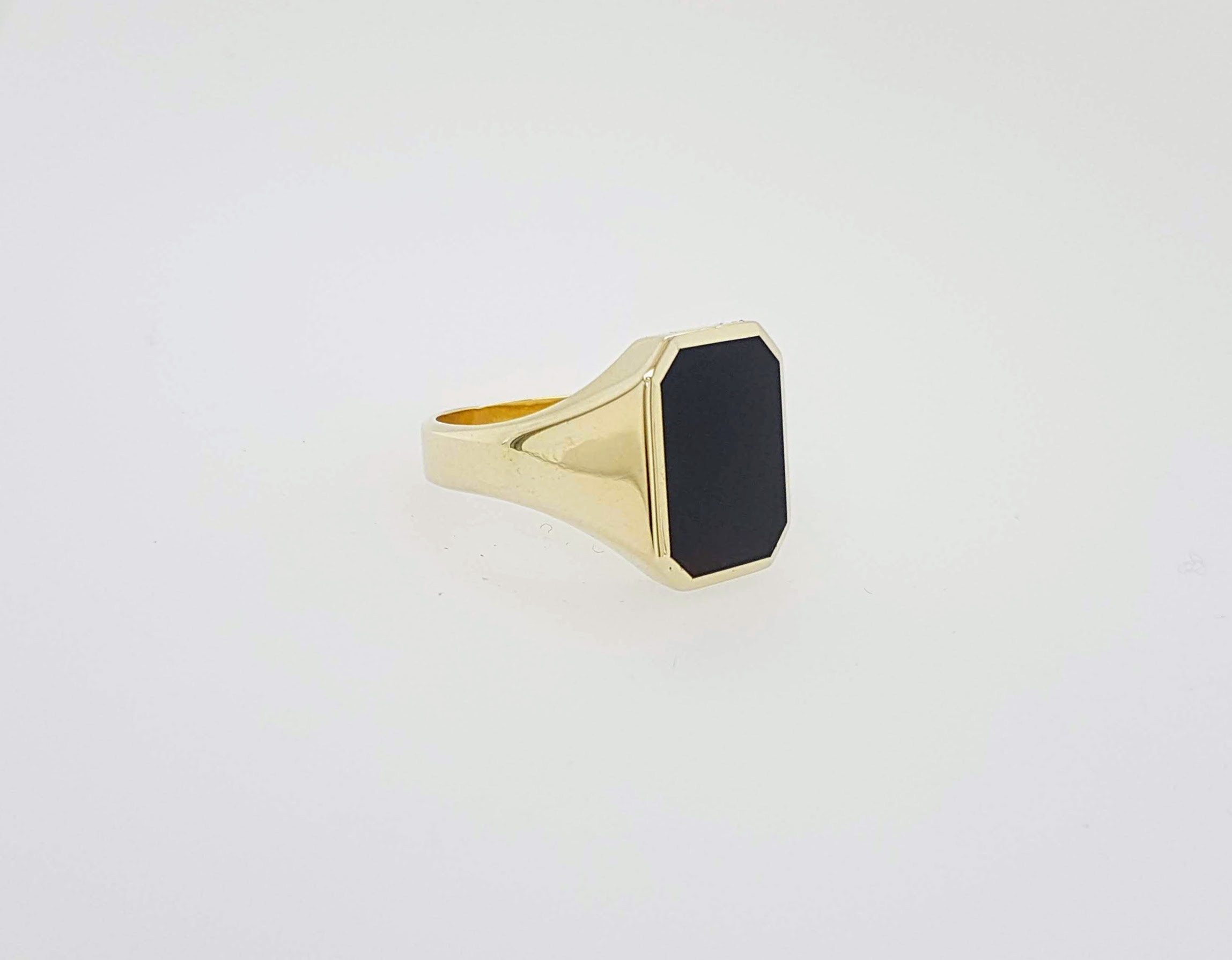 tiener intern Gloed Gouden zegelring met onyx steen / Cachetring #14358 | Goudsmederij/Juwelier  Arnold van Dodewaard