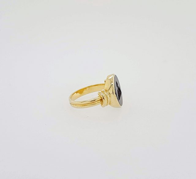 Gouden dames zegelring met Sardonix steen en wapengravure / Cachetring Occasion. #14609 - Afbeelding 2
