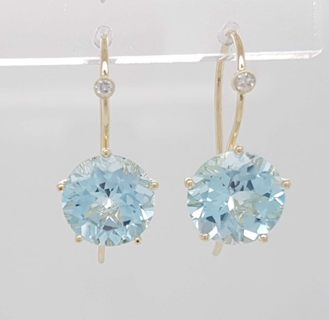 Gouden Penta oorhanger met Sky Blue Topaas en diamantjes #24647
