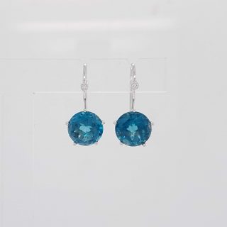 Witgouden Penta oorhangers met Topaas London Blue en diamantjes #24655