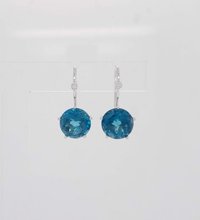 Witgouden Penta oorhangers met Topaas London Blue en diamantjes #24655