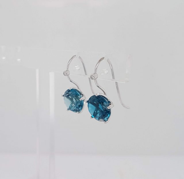 Witgouden Penta oorhangers met Topaas London Blue en diamantjes #24655 - Afbeelding 2