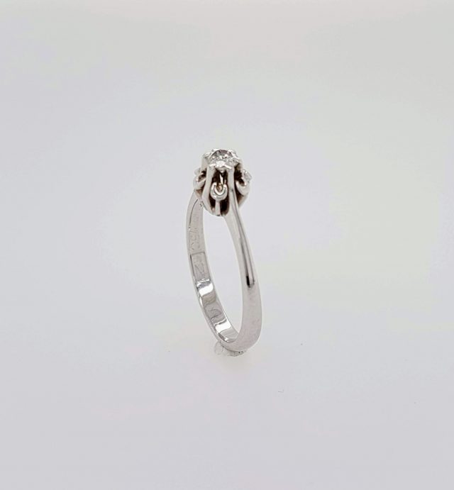 witgouden solitair diamantring. Occasion #22314 - Afbeelding 4