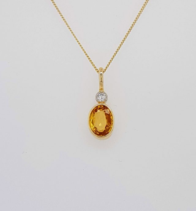 Gouden hanger met gele saffier en een diamantje #21467