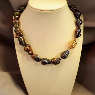 Peacock nuclea parel collier met gouden slot. #17818