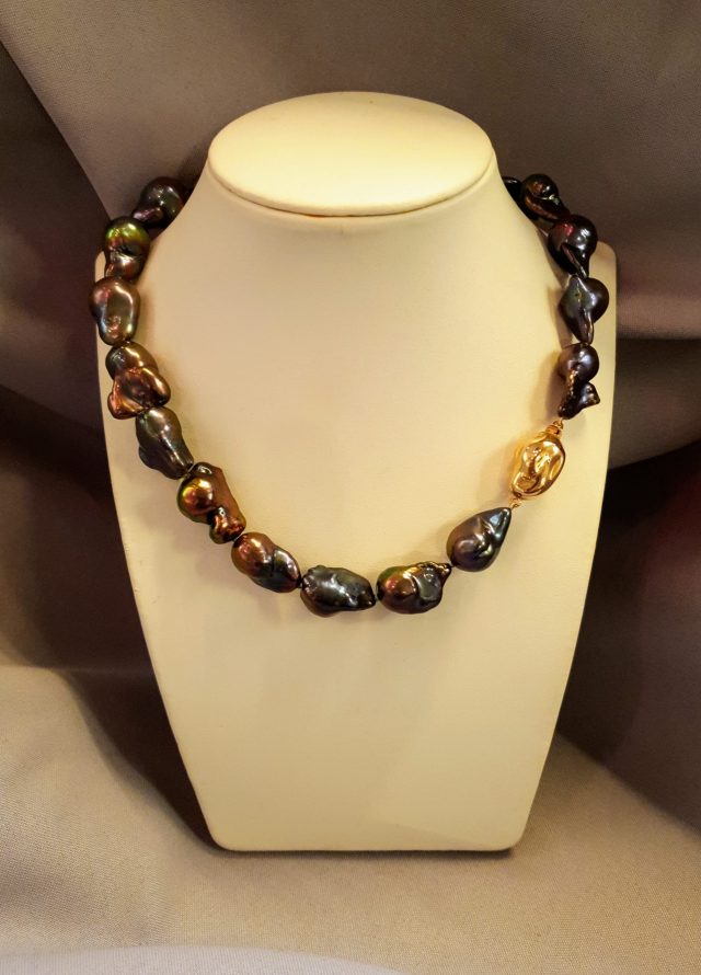 Peacock nuclea parel collier met gouden slot. #17818