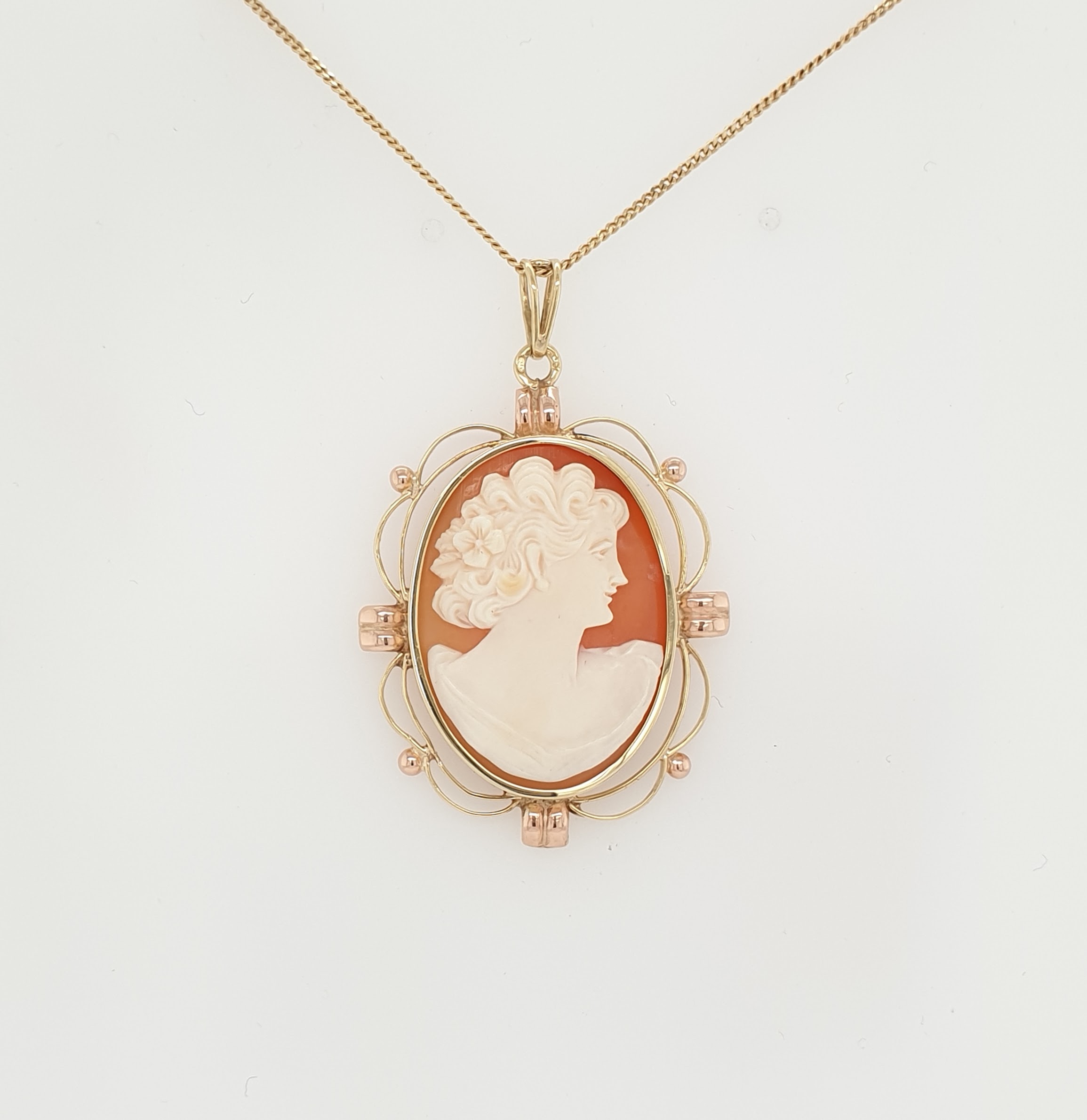 Gastheer van Zweet Schaken 14 Karaat gouden hanger met een camee. Vintage. #12902 | Goudsmederij/Juwelier Arnold van Dodewaard Gastheer van Zweet Schaken 14 Karaat gouden hanger met een camee. Vintage. #12902 | Goudsmederij/Juwelier Arnold van Dodewaard