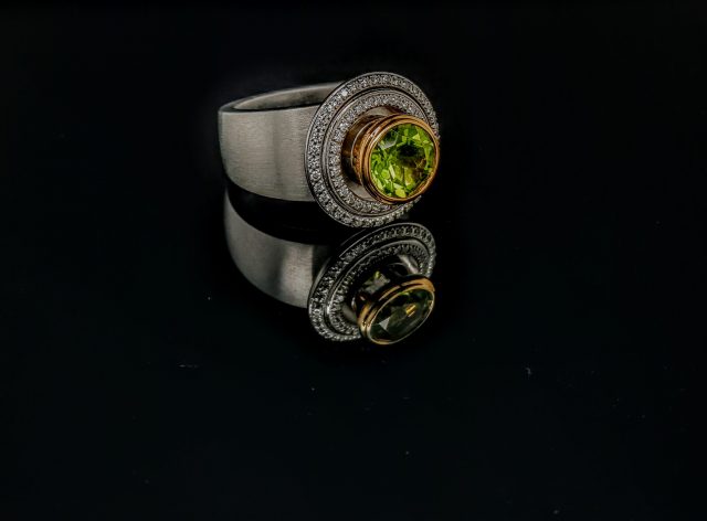 Charlotte Ehinger-Schwarz ring met Peridot en diamant #24754