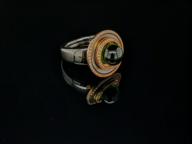 Antraciet keramische ring met groene planet en diamant van Charlotte Ehinger Schwarz. #24755 - Afbeelding 2