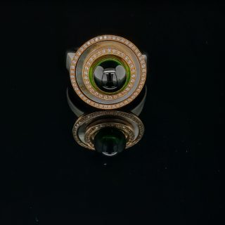 Antraciet keramische ring met groene planet en diamant van Charlotte Ehinger Schwarz. #24755