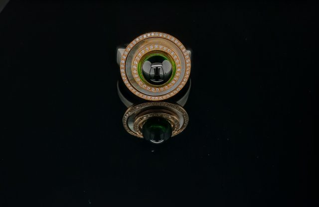 Antraciet keramische ring met groene planet en diamant van Charlotte Ehinger Schwarz. #24755