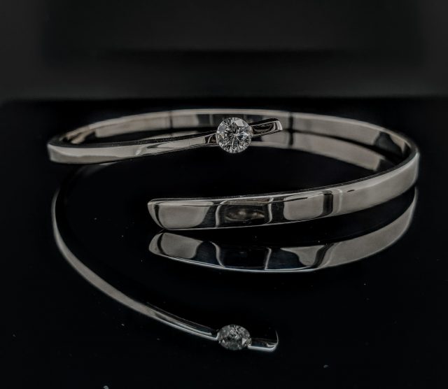 14 Karaat witgouden hand gesmede klemarmband met diamant. #22287 - Afbeelding 4