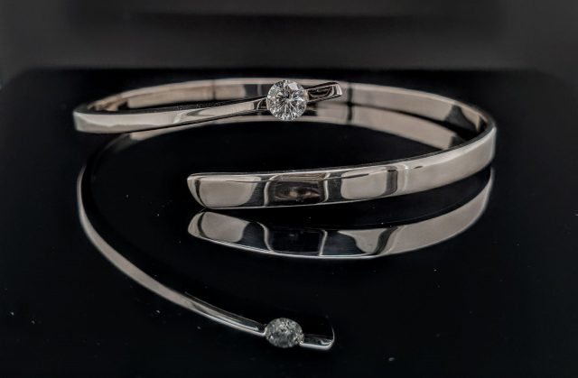 14 Karaat witgouden hand gesmede klemarmband met diamant. #22287