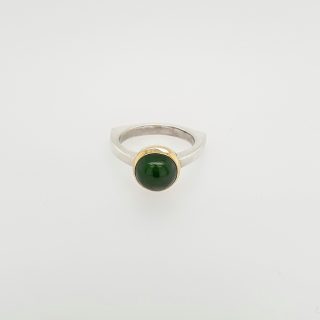 Zilveren driehoek ring met groene nefriet in een gouden zetting. #24710