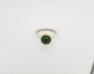 Zilveren driehoek ring met groene nefriet in een gouden zetting. #24710