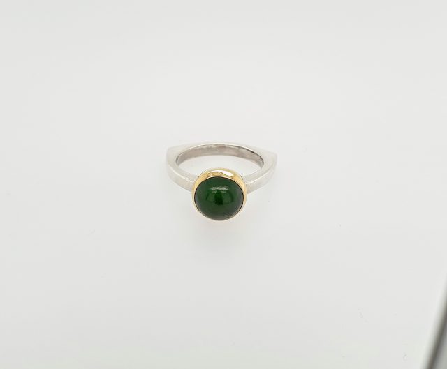 Zilveren driehoek ring met groene nefriet in een gouden zetting. #24710