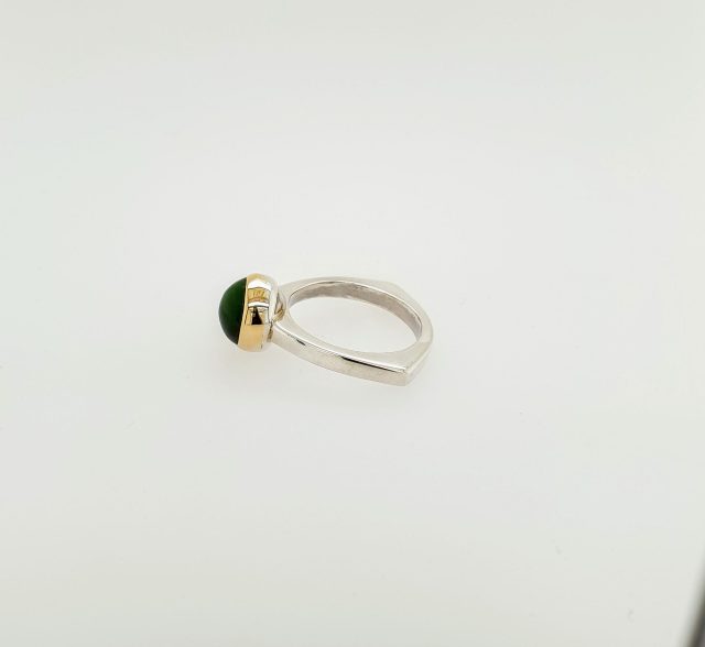 Zilveren driehoek ring met groene nefriet in een gouden zetting. #24710 - Afbeelding 2
