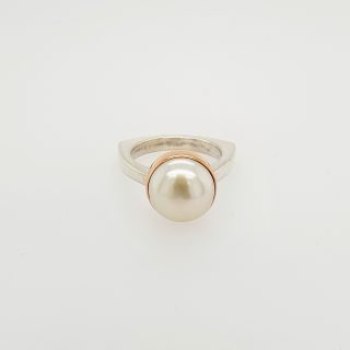 Zilveren ring met gouden zetting en zoetwaterparel. Handgemaakt. #24711