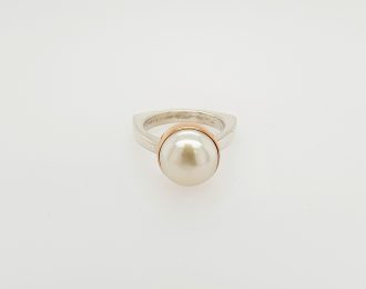 Zilveren ring met gouden zetting en zoetwaterparel. Handgemaakt. #24711