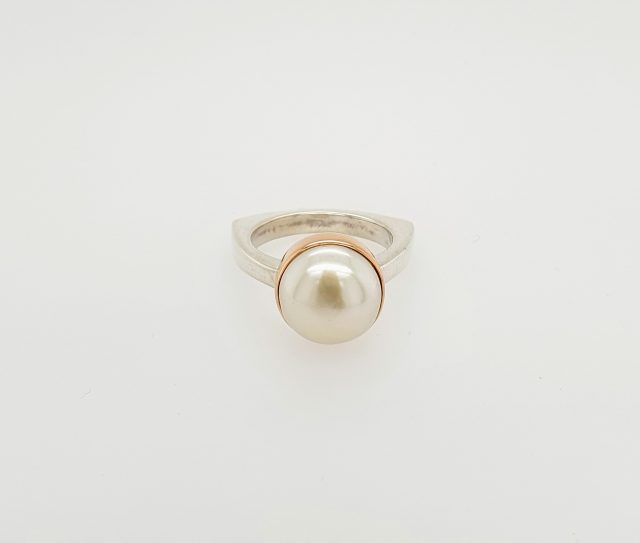 Zilveren ring met gouden zetting en zoetwaterparel. Handgemaakt. #24711