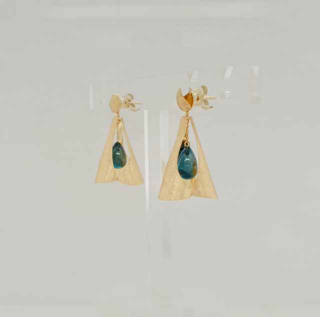 14 Karaat gouden oorhangers met Topaas London Blue, handgemaakt uit eigen atelier. #24830 - Afbeelding 3