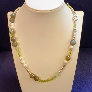 Zoetwaterparelcollier met Labradoriet, Prehniet en Peridot. #12059