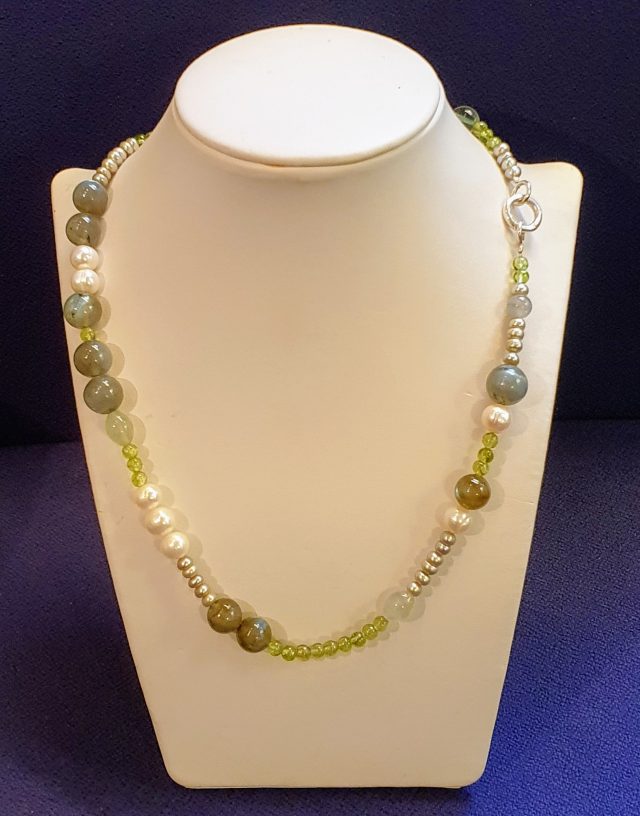 Zoetwaterparelcollier met Labradoriet, Prehniet en Peridot. #12059