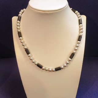 Grijs cultivé parel collier met onyx staafjes en witgoud slotje #6897