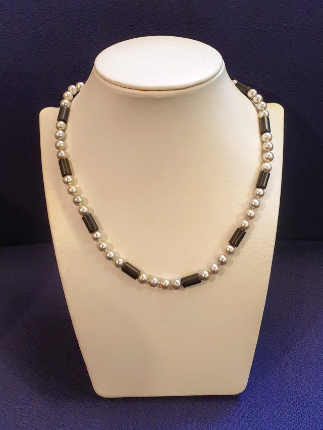 Grijs cultivé parel collier met onyx staafjes en witgoud slotje #6897