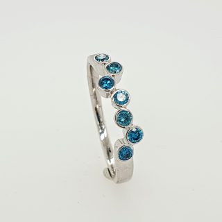 14 Karaat witgouden ring met 7 blauwe briljantjes #24963