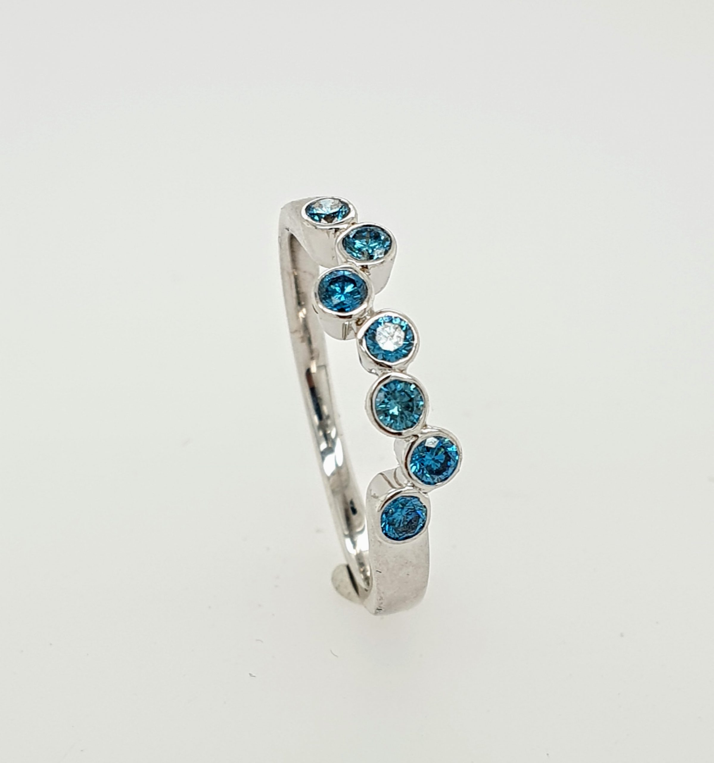 Karaat ring 7 blauwe briljantjes #24963 | Goudsmederij/Juwelier Arnold van Dodewaard