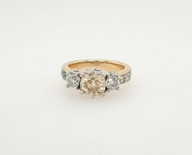 14 Karaat wit- met geelgouden ring met champagne kleurige diamant. Occasion. #25080
