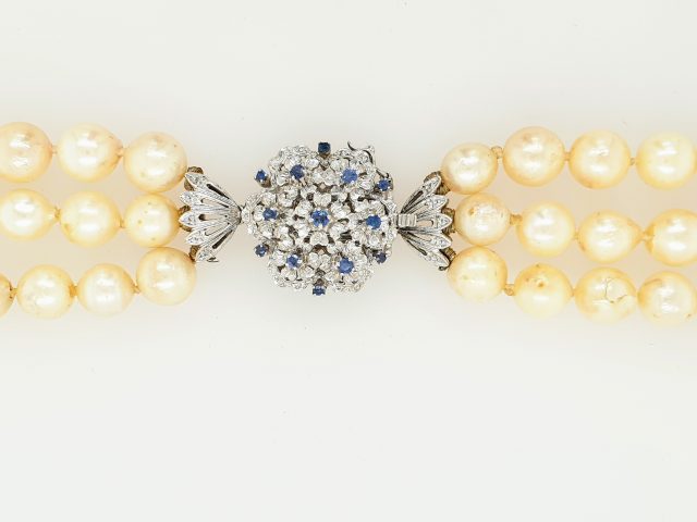 3 Rijig zoetwaterparel collier met een witgouden slot met blauwe saffiertje. Vintage. #25066 - Afbeelding 2
