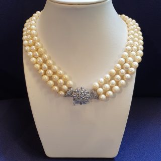 3 Rijig zoetwaterparel collier met een witgouden slot met blauwe saffiertje. Vintage. #25066