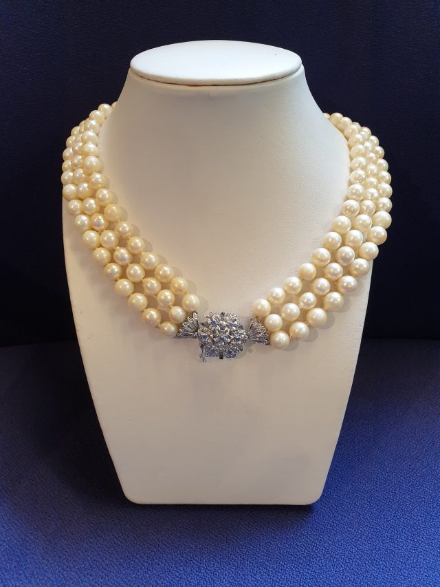3 Rijig zoetwaterparel collier met een witgouden slot met blauwe saffiertje. Vintage. #25066
