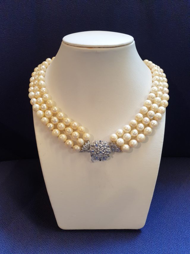 3 Rijig zoetwaterparel collier met een witgouden slot met blauwe saffiertje. Vintage. #25066 - Afbeelding 4