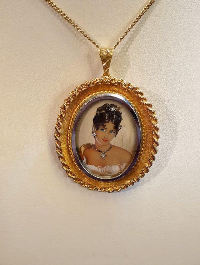 Broche met schilderij waarin 3 diamantjes en koord rand. Occasion #13574