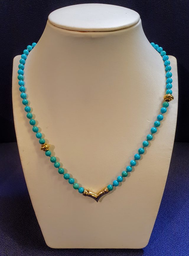 Turkoois kralenketting met gouden slot en tussenstukken #3531