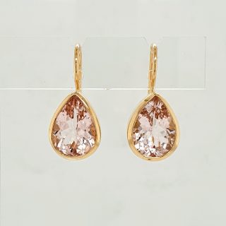 14 Karaat geelgouden oorhangers met een peervormige Morganiet #27421