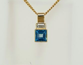 14 karaat bicolor gouden hanger met Topaas London Blue met een baguette geslepen diamant #25314