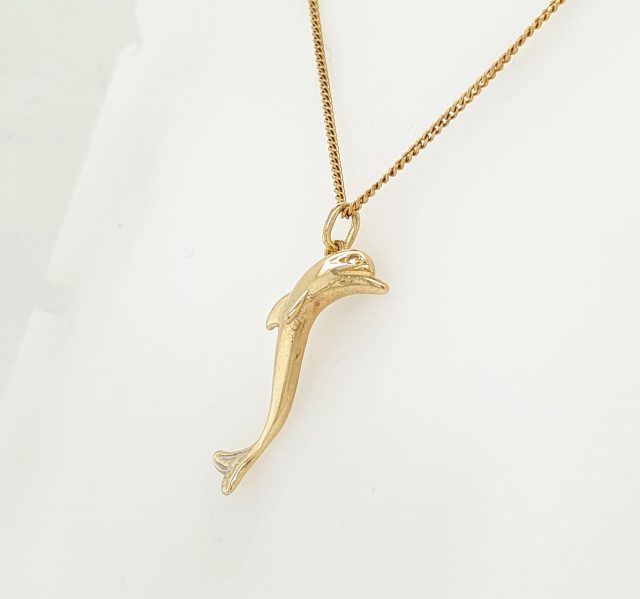 gouden dolfijn bedel of hanger. Occasion #25468 - Afbeelding 2