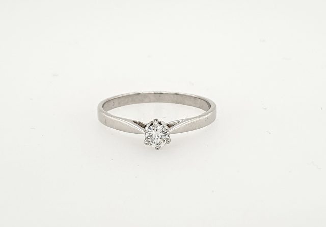 Witgouden Solitairring met briljant 1-0.13 crt W.VS. 14 karaat eigen werk. # 25502
