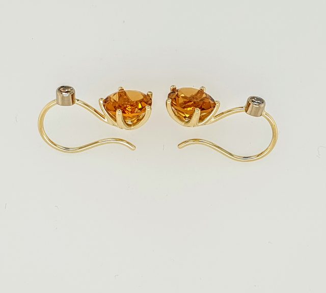 Gouden Penta oorhangers met citrien en briljantje. #25504 - Afbeelding 3