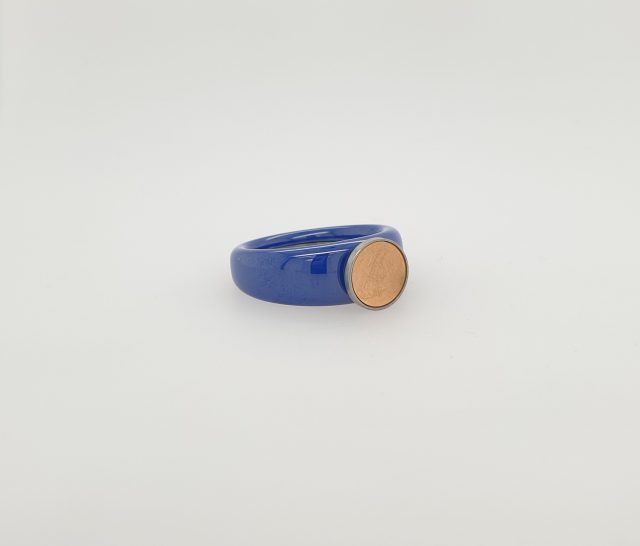 Charlotte keramische Kobaltblauwe ring # 25194 met een gouden kopje # 21836 - Afbeelding 3