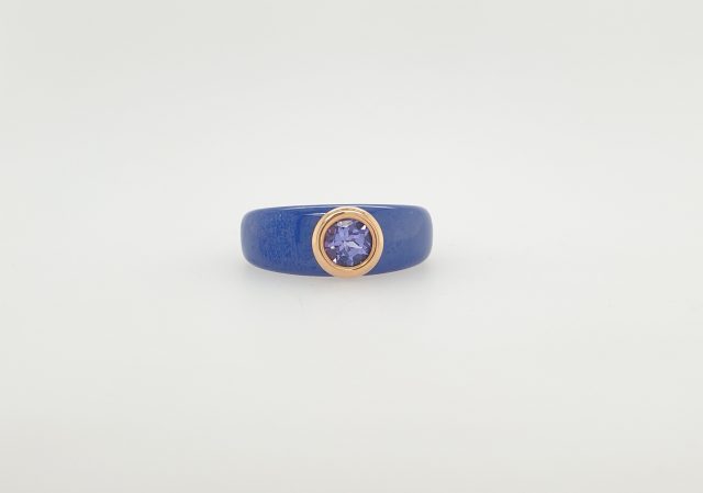 Blauwe keramische ring met Tanzaniet in een 18 karaat rosé gouden kopje van Charlotte / Ehinger Schwarz. #25194/22368